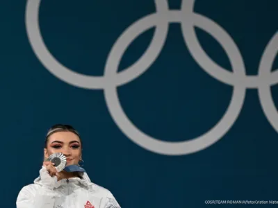 Mihaela Cambei, portdrapelul României (închidere JO) (sursa: Facebook/Comitetul Olimpic și Sportiv Român)