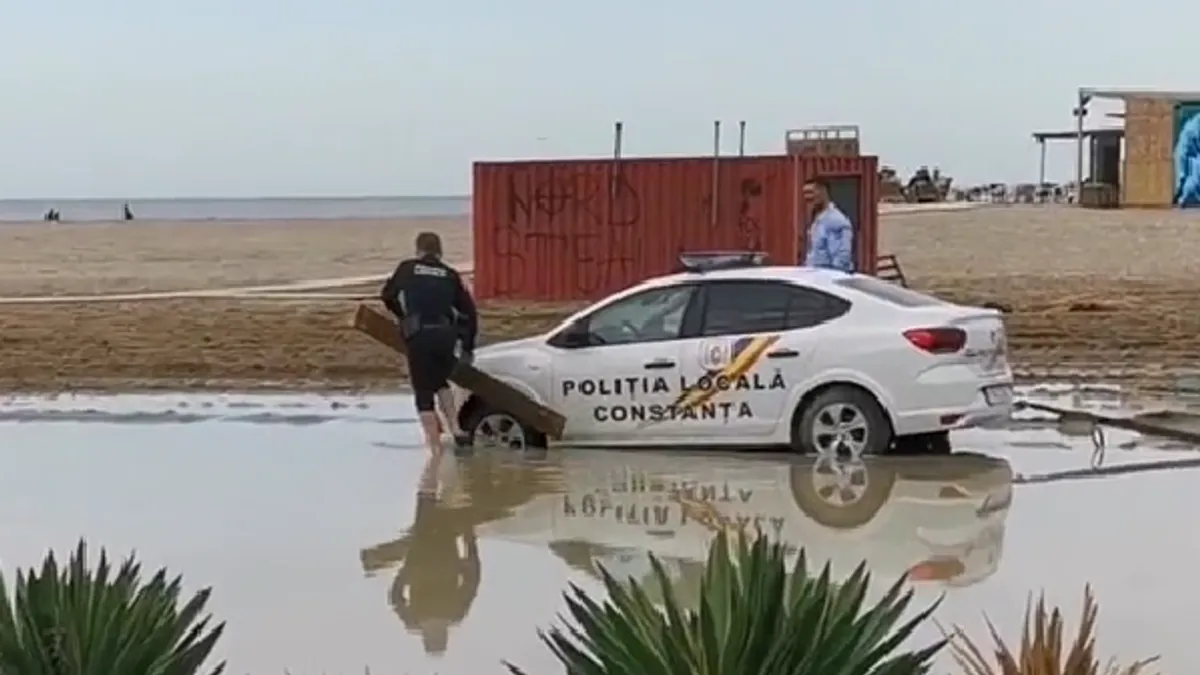 Mașina poliției, împotmolită pe plajă Foto: Captură video