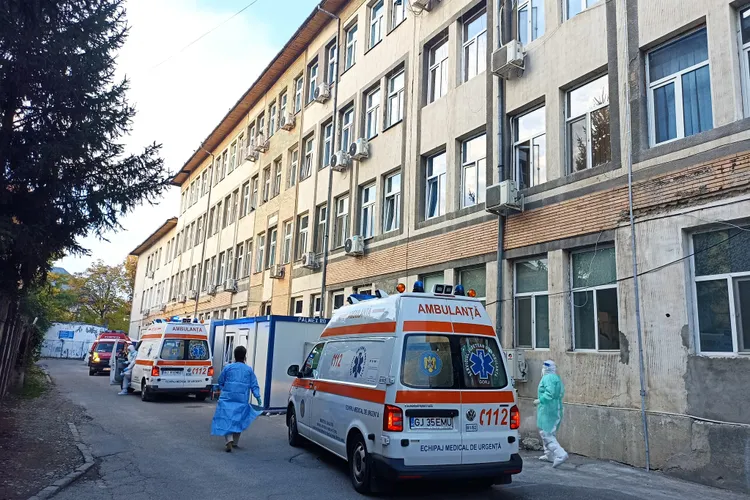 Medicii de la spitalul unde o gravidă a fost operată de hernie, salarii consistente Foto: Facebook