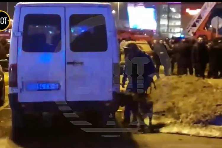 Dubiță cu numere ucrainene lângă sala unde a avut loc atacul terorist Foto: Captură video