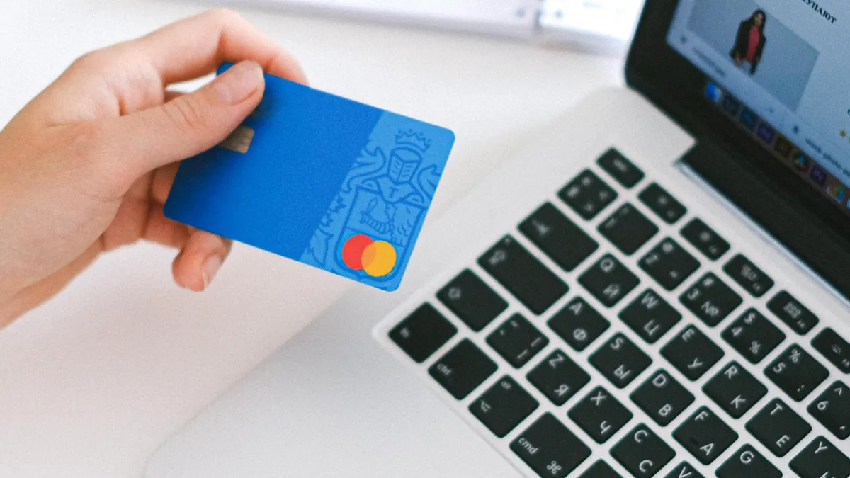 Cum păstrăm banii în siguranță online (sursa: Pexels/Anna Shvets)