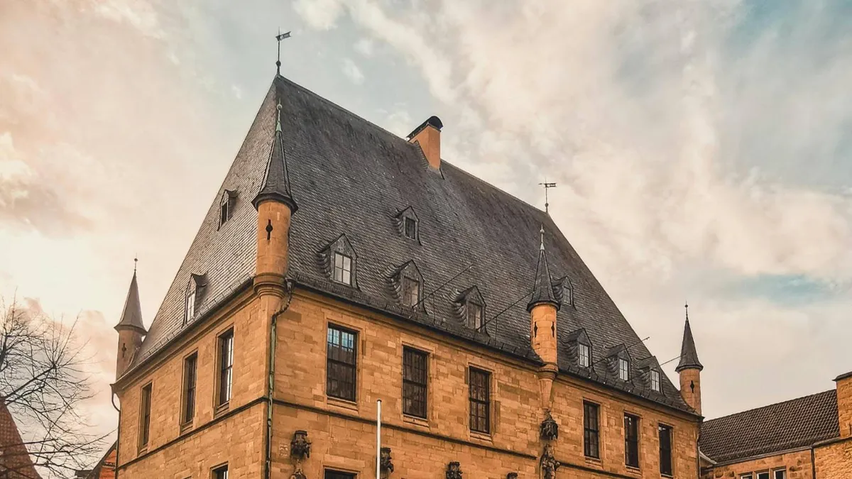 Bătrân blocat patru zile în lift (sursa: Pexels/Karim Tabaneh)