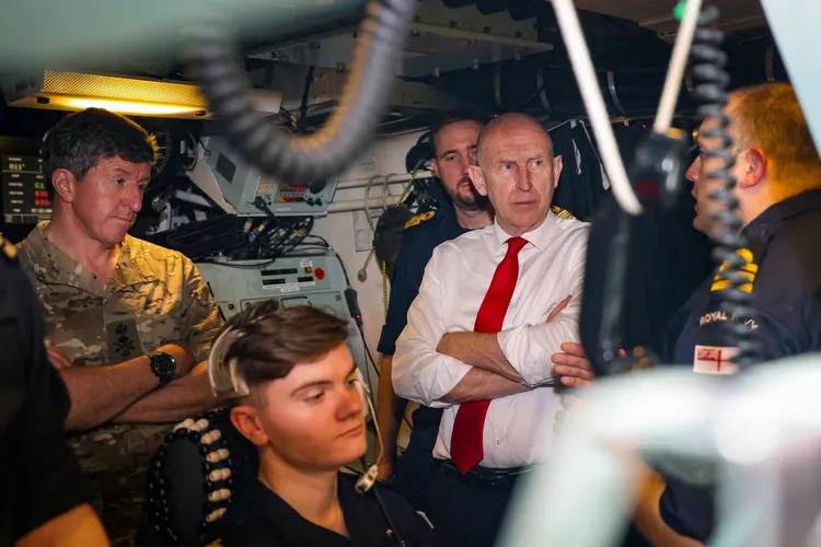 Londra autorizează doborârea dronelor suspecte (sursa: Facebook/John Healey)