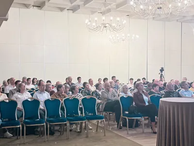 Profesor universitar, teorii conspiraționiste la o conferință academică: Trump ar fi împărțit lumea „cu carioca roșie”