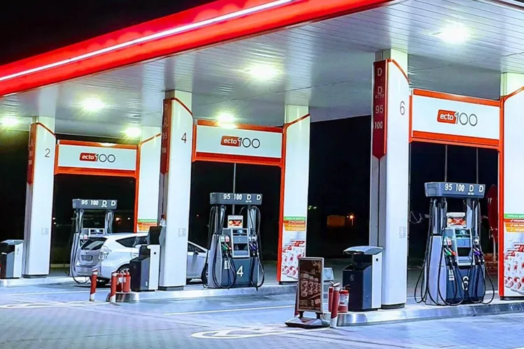 Lukoil, sancționată de SUA, nederanjată de autoritățile române (sursa: Facebook/LUKOIL Romania)