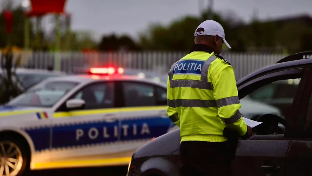 Polițist rutier în timpul verificării unui șofer oprit în trafic
