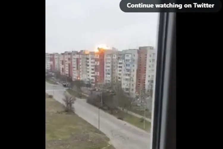 Rușii continuă să atace civilii ucraineni. Blocuri din Herson, lovite de rachete rusești. Sursă: Twitter NEXTA 