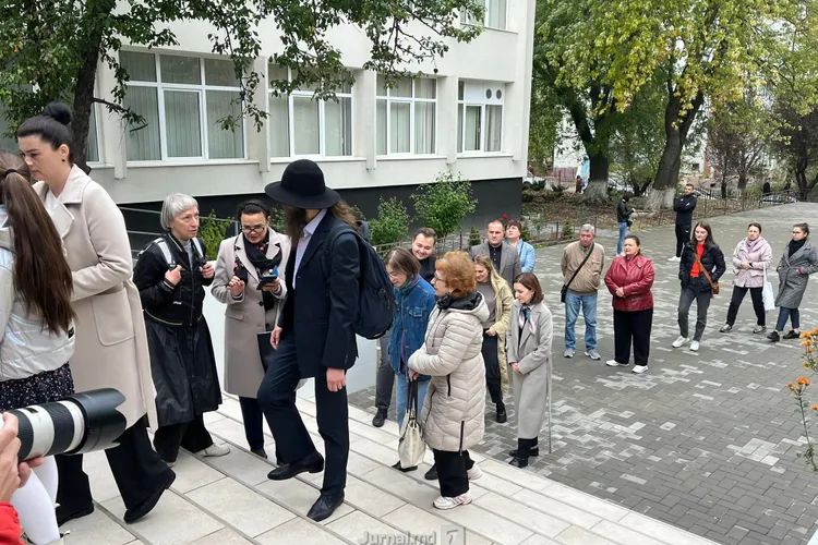 Imagini virale cu Maia Sandu stând la coadă Foto: Jurnal.md