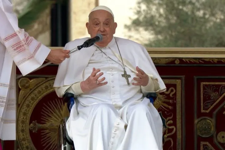 Papa Francisc salută credincioșii, de Florii (sursa: Facebook/Vatican News)