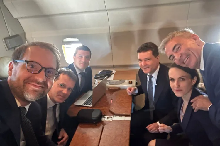 Nicușor Dan a plecat spre Germania cu un avion militar, însoțit de miniștrii USR și Dominic Fritz Foto: Facebook