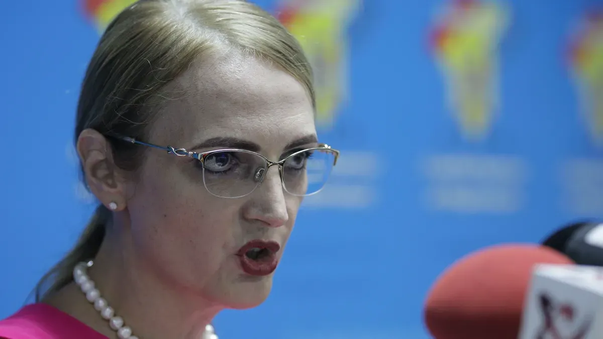 Lia Savonea îl spală pe Dan Voiculescu Foto: Inquam/Octav Ganea