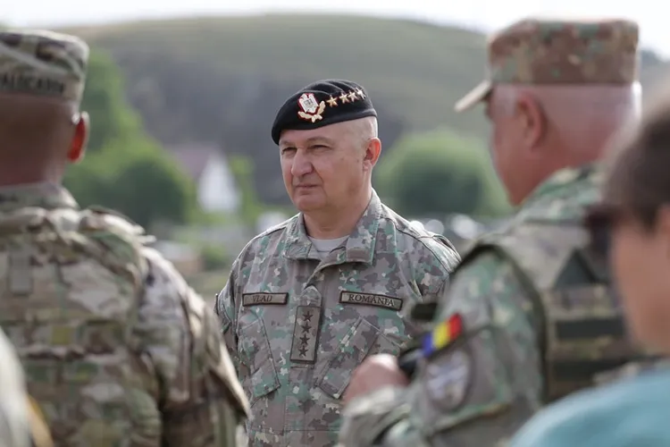 Șeful Armatei, generalul Vlad, spune că și-ar dori ca fiecare cetățean să știe să tragă cu arma, ca în Israel Foto: Facebook Șeful Statului major al Armatei