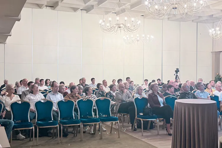 Profesor universitar, teorii conspiraționiste la o conferință academică: Trump ar fi împărțit lumea „cu carioca roșie”