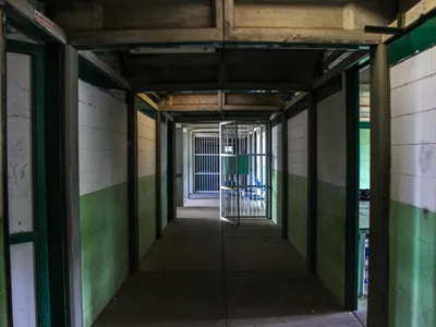 Deținut despăgubit pentru aglomerația din penitenciar: traficantul de persoane a primit 10.000 de lei
