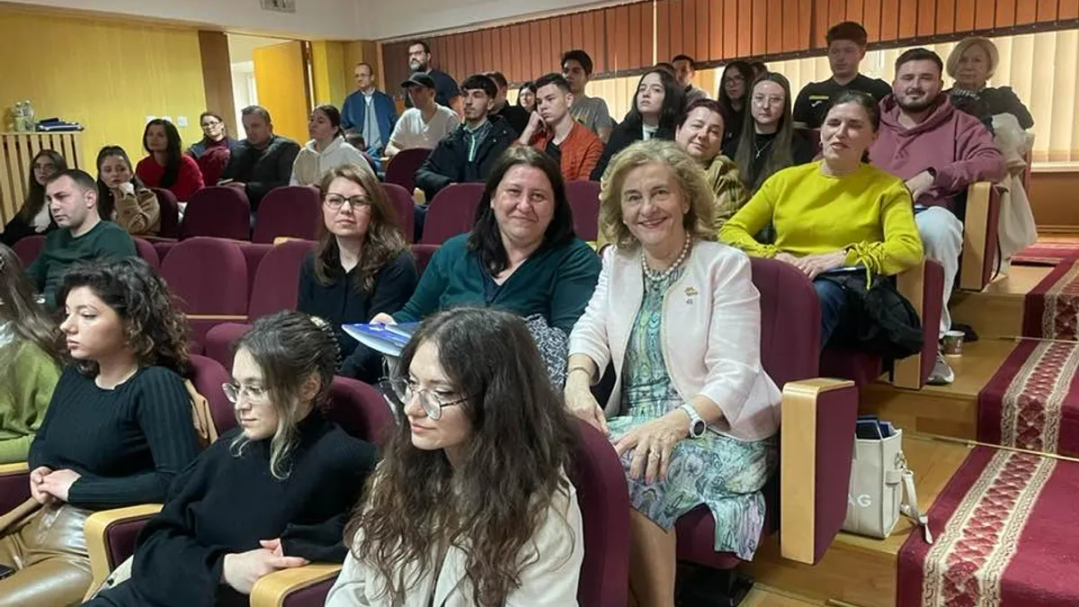 Cel mai ridicol europarlamentar, Maria Grapini, a vorbit studenților despre dezinformare Foto: Facebook