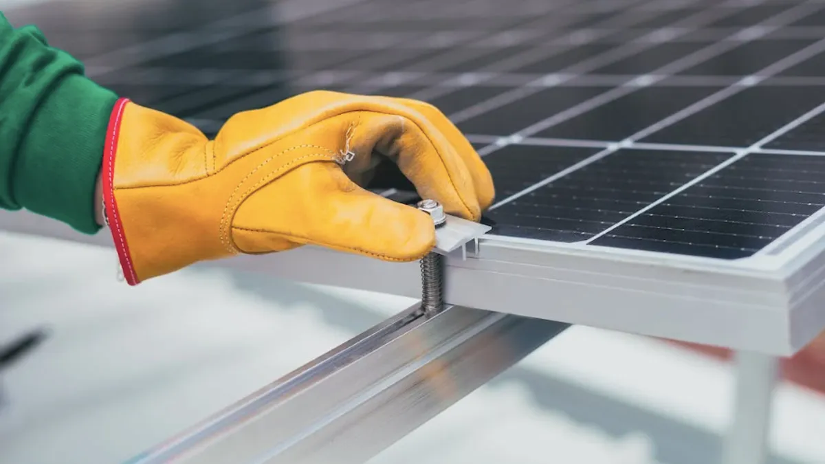 Mii de panouri solare pe mall-uri (sursa: pexels.com/Los Muertos Crew)