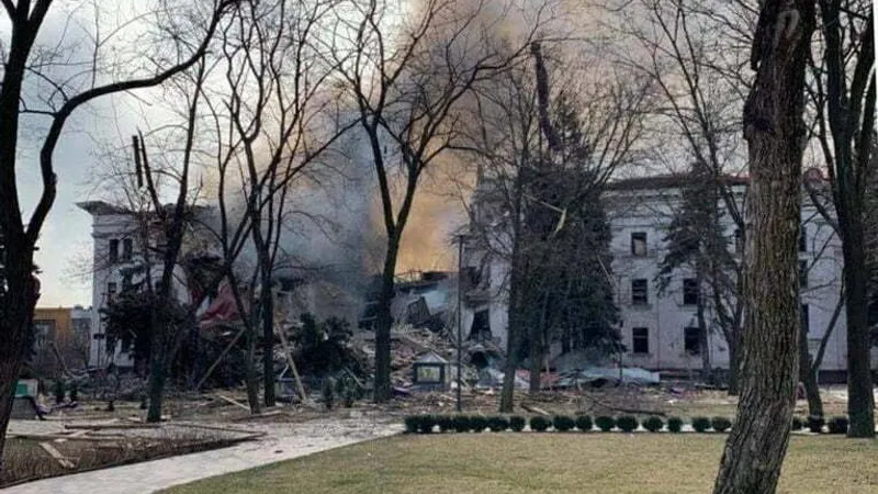 Supraviețuitorii bombardamentului asupra teatrului din Mariupol (foto) încep să fie scoși din ruine. Sursă imagine: Twitter NEXTA 