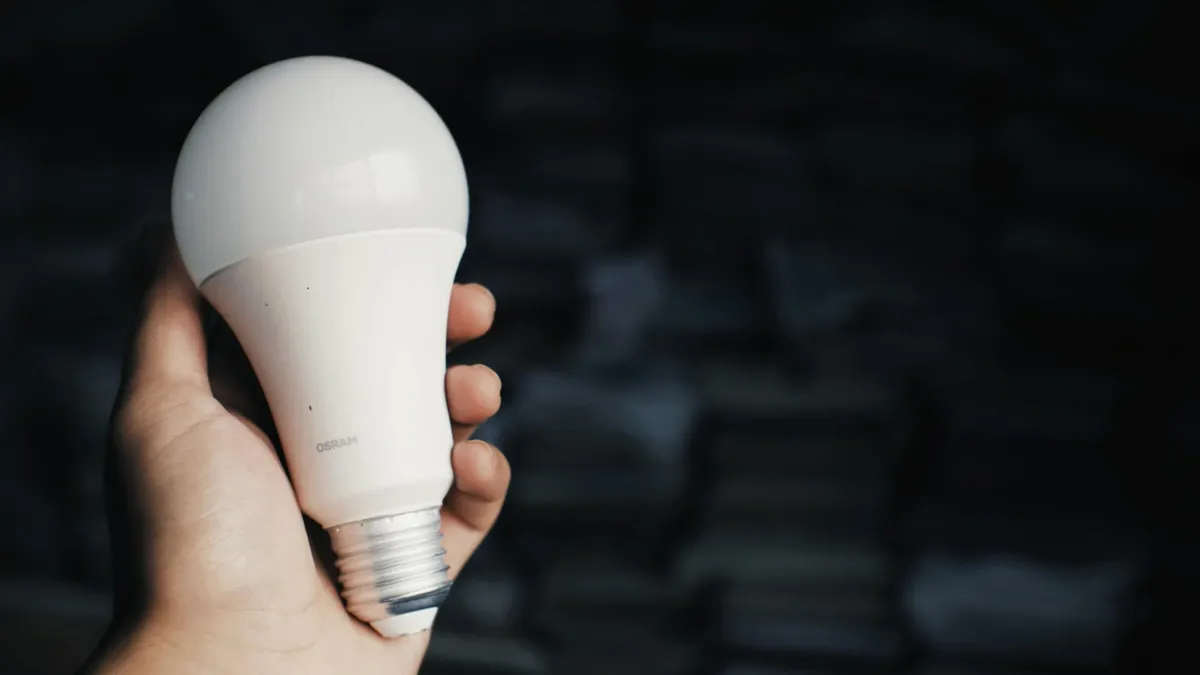 Prețul energiei electrice crește de la 1 noiembrie (sursa: Pexels/Nothing Ahead)