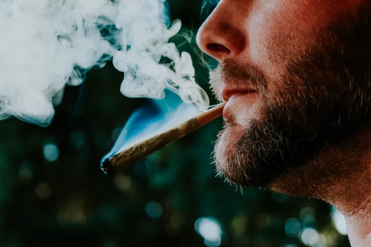 Judecătorii reduc pedeapsa unui șofer prins cu cannabis: munca în străinătate l-ar fi „contaminat”