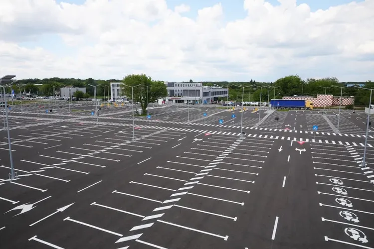 „Tarif neobrăzat” în noua parcare a Aeroportului Otopeni, scrie Pro Infrastructura Foto: Facebook