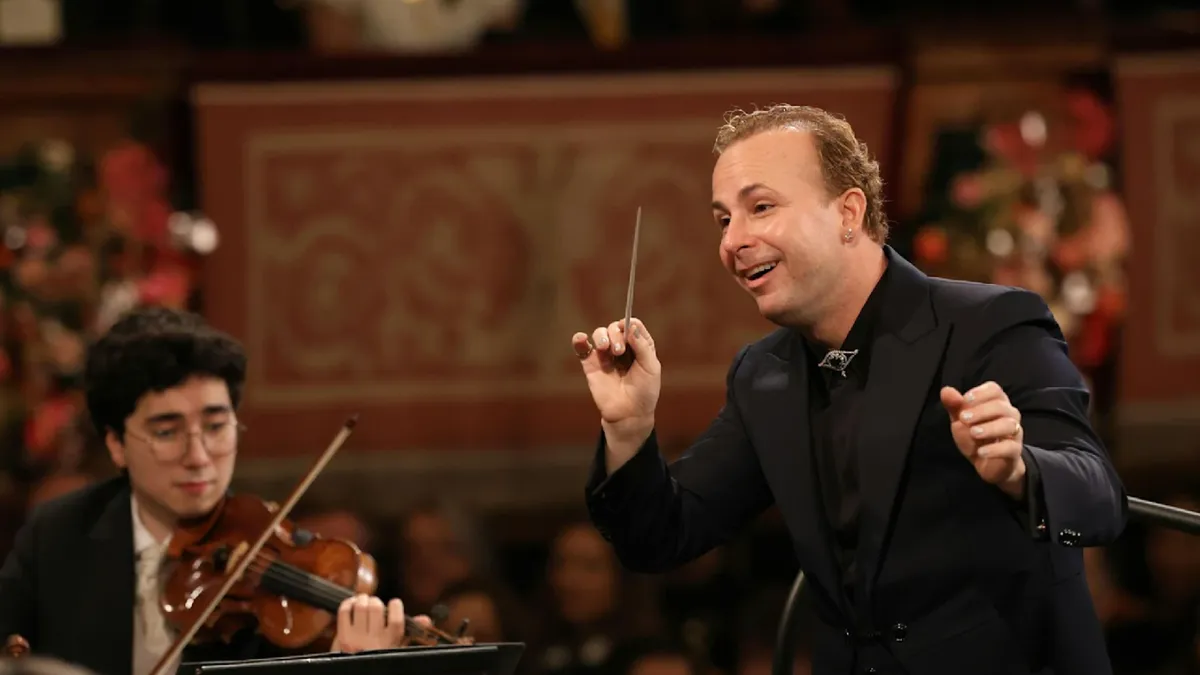 Dirijorul homosexual al Concertului de Anul Nou de la Viena îi bântuie pe suveraniștii români, care îl înjură pe Facebook (sursa: wienerphilharmoniker.at)