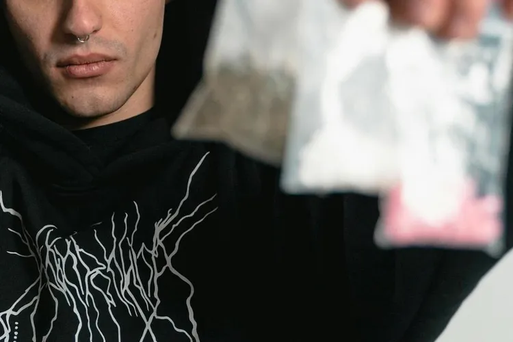 Dealerii tineri, pedepse blânde în instanță (sursa: Pexels/MART PRODUCTION)