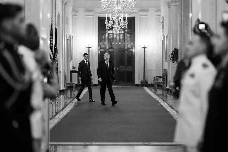 Președintele Trump mai studiază acordul convenit de negociatorii săi cu Iranul Foto: Casa Albă