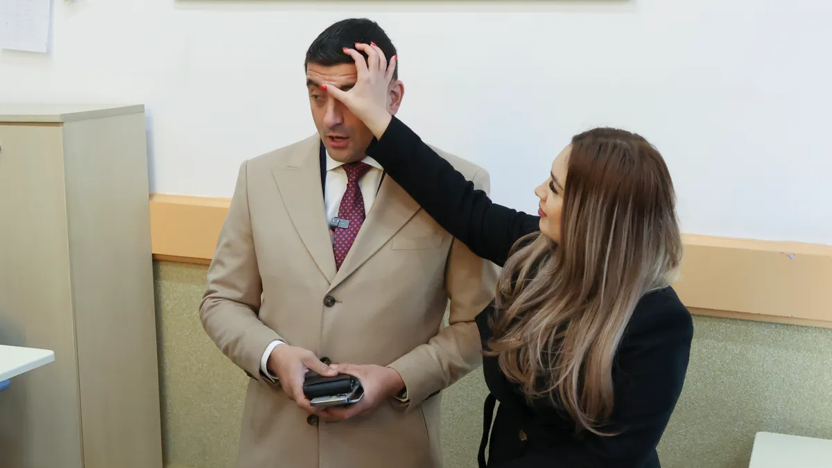 Nici opt ore nu a respectat Simion autoimpusa „zi a tăcerii” Foto: Inquam/George Calin