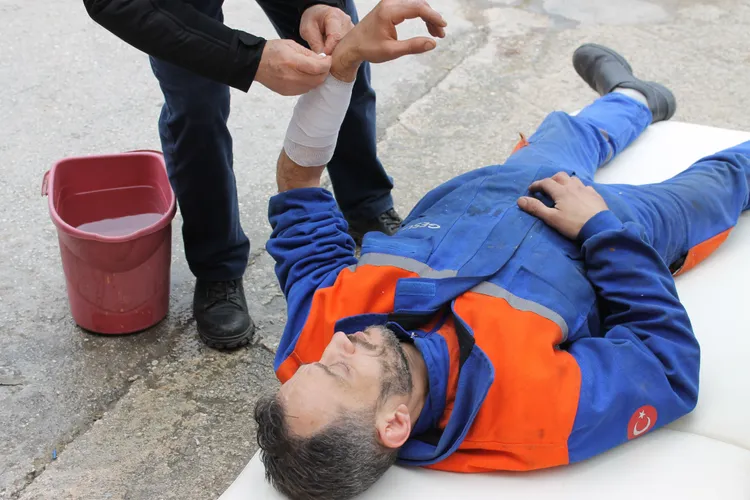 Accidentul în drum spre serviciu poate fi considerat accident de muncă: ce bani pot primi victima sau familia