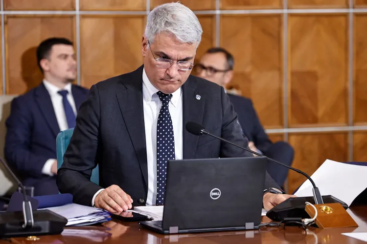 Pîslaru arată că, dacă salariile bugetarilor cresc prea mult prin noua lege, România trece la junk