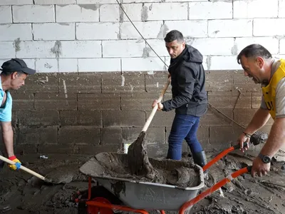 George Simion ignoră dezastrul din Broșteni, deși 65% din locuitori l-au votat la prezidențiale Foto: Simion la Pechea, în campanie, imagine distribuită de AUR