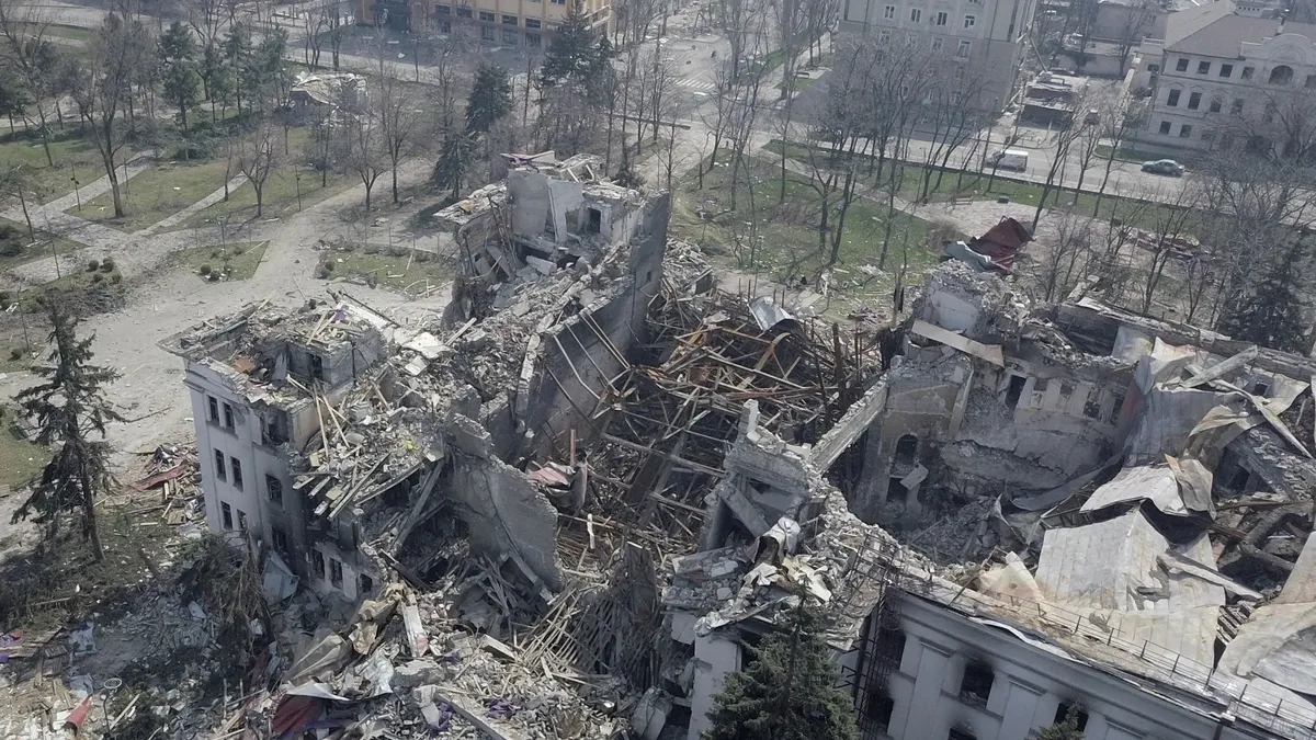 Circa 600 de oameni au murit în bombardamentul asupra teatrului din Mariupol Foto: Twitter
