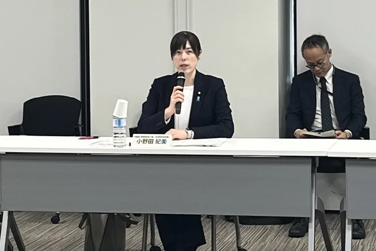 Un ministru japonez a întârziat cinci minute de la o întâlnire și și-a cerut scuze publice Foto: Facebook Onoda Kimi