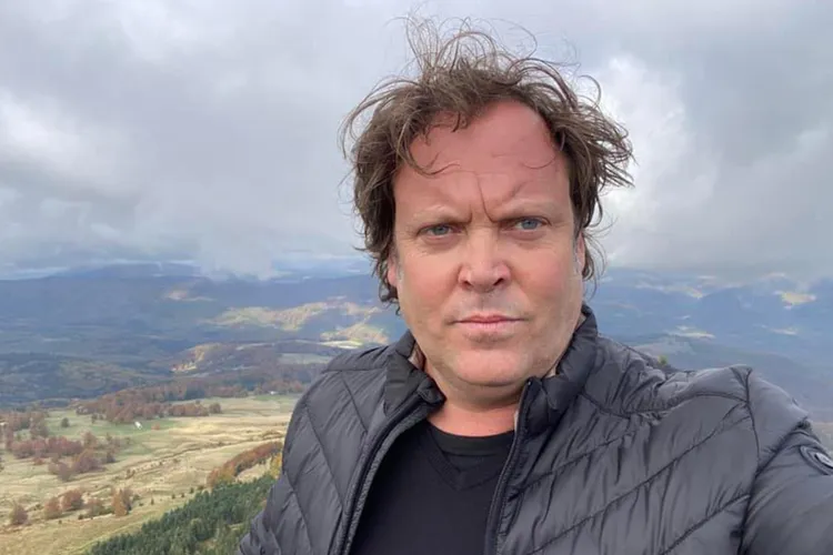 Jurnalistul Charlie Ottley obține cetățenia română (sursa: Facebook/Charlie Ottley)