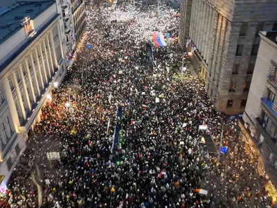 Mii de sârbi protestează contra corupției (sursa: X/Jakub Bielamowicz)