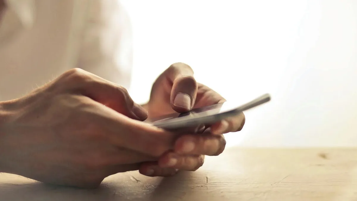 Un telefon găsit, predare la Poliție (sursa: Pexels/Adrienn)