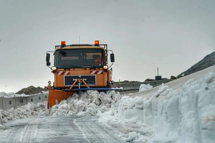 Drumuri blocate de zăpadă și viscol (sursa: Facebook/Compania Nationala de Administrare a Infrastructurii Rutiere)