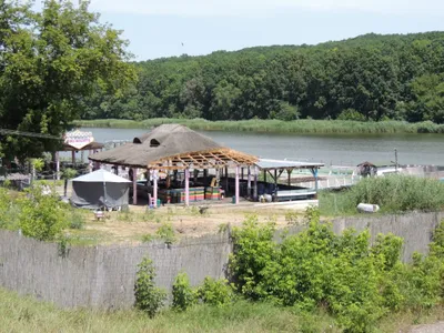 Piscină cu manele în mijlocul naturii (sursa: ziaruldeiasi.ro)