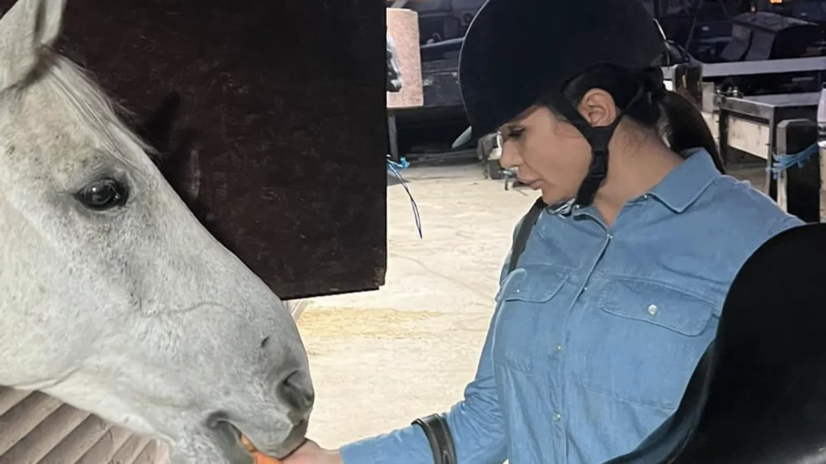 Cristoiu vrea emisiune cu Elena Băsescu (sursa: Facebook/Elena Basescu)