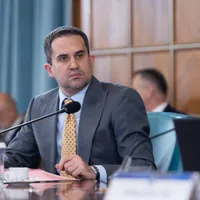 Ciocoismele ministrului Șerban: apartament RAAPPS, 83.000 de euro pe sedii parlamentare fantomă, transport decontat deși e plimbat de SPP (sursa: Facebook/Ciprian Serban)