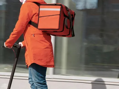 Materiale pirotehnice, în gențile livratorilor de mâncare (sursa: Pexels/Norma Mortenson)