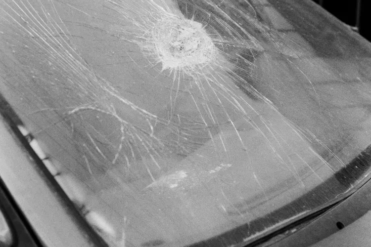 Și-a folosit mașina ca pe o armă: a luat pe capotă un bărbat și l-a târât zeci de metri. Cinci ani de închisoare (sursa: Pexels/Evgheni Kașin)