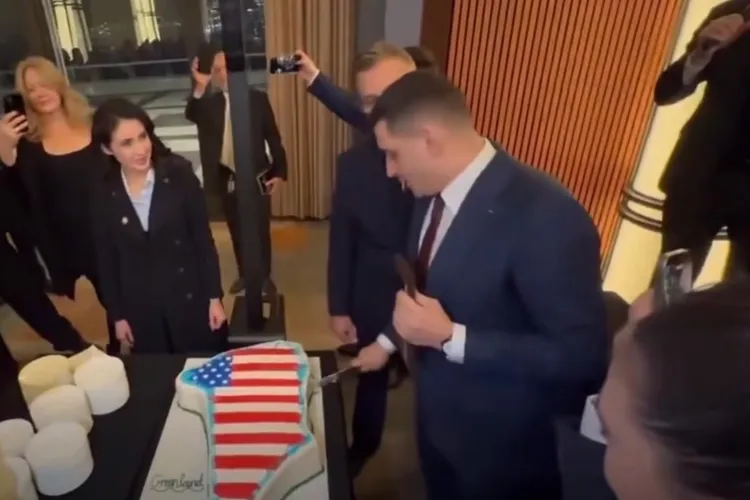 Șoșoacă îl critică pe Simion pentru tortul Groenlanda (sursa: Facebook/Marco Badea)