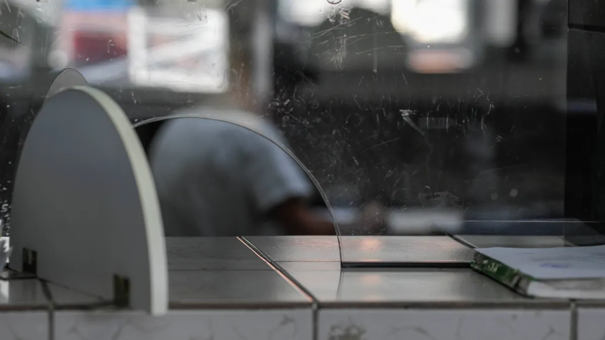 Bugetarii se înmulțesc masiv: ANFP a scos la concurs aproape 1.000 de posturi Foto: Inquam/Octav Ganea