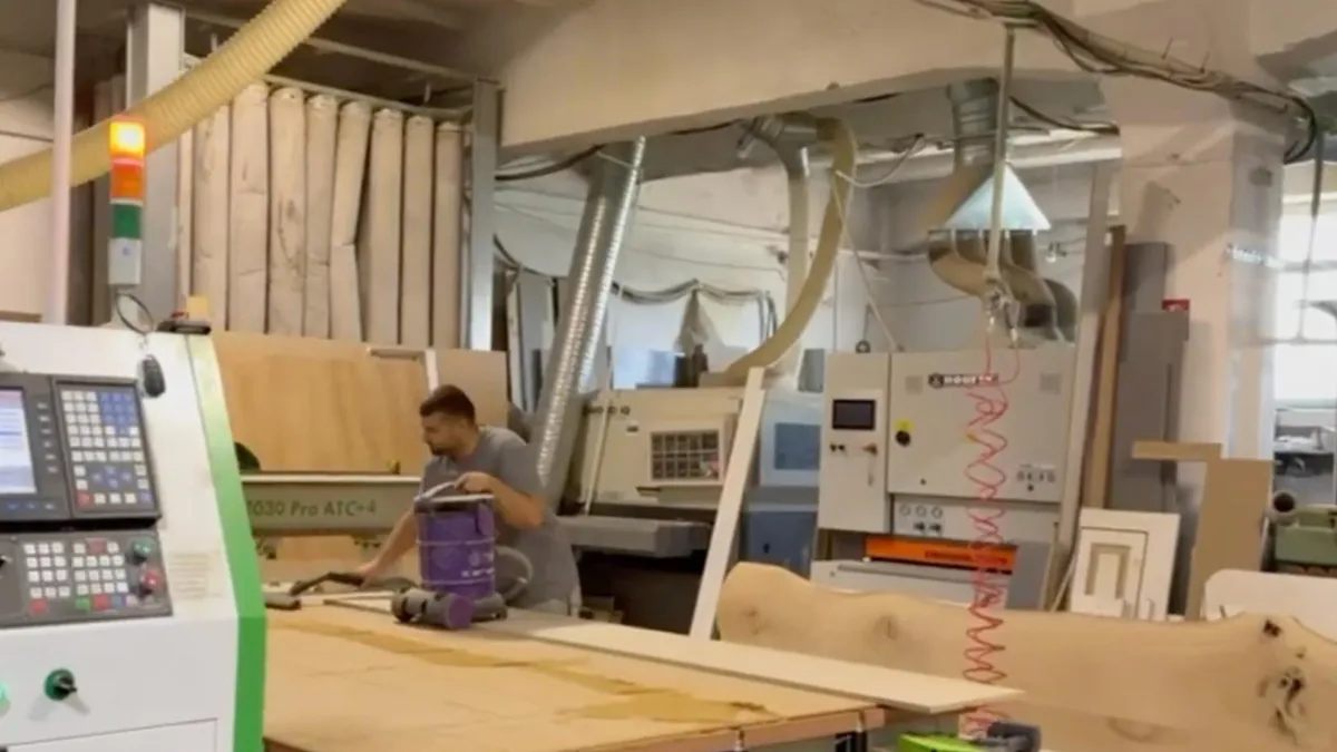 Succesul unui meșter ieșean: mobilierul nevăzut (sursa: ziaruldeiasi.ro)