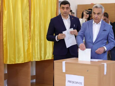 Simion, la vot cu Călin Georgescu (sursa: Inquam Photos/Octav Ganea)