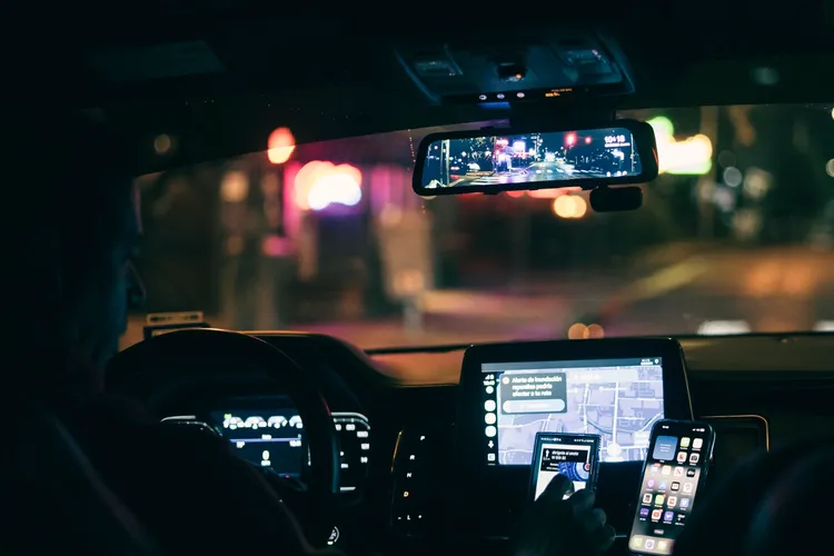 Firmele de ridesharing angajează masiv la negru (sursa: Pexels/Erik Mclean)