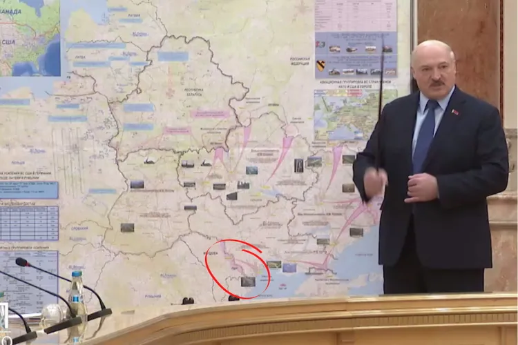 Lukașenko prezintă o hartă a direcțiilor de atac Foto: Newsmaker.md/ captură video