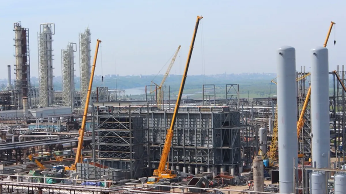 Rafinărie rusească lovită de drone ucrainene (sursa: oilandgasrefining.ru)