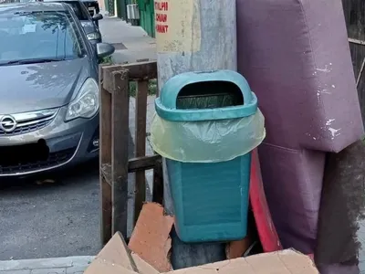 Amendă de până la 45.000 de lei pentru mobila, saltelele și sacii cu moloz abandonați lângă bloc: care sunt soluțiile gratuite